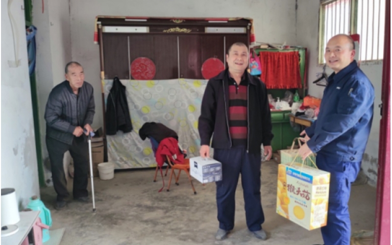 探望生病员工 点滴关爱暖人心