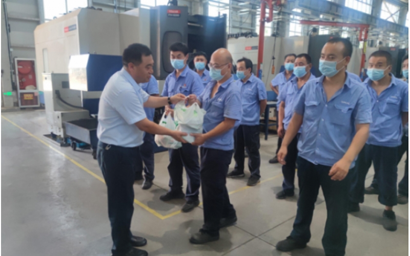 高温酷暑送清凉 丝丝关爱润心田