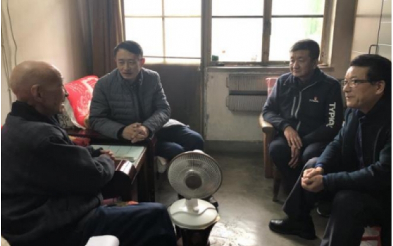集团领导看望慰问离退休老干部和困难职工